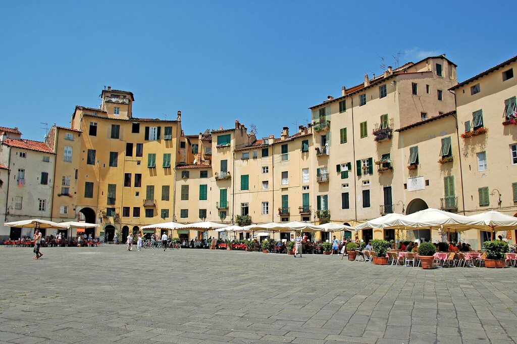 Lucca piazza anfiteatro