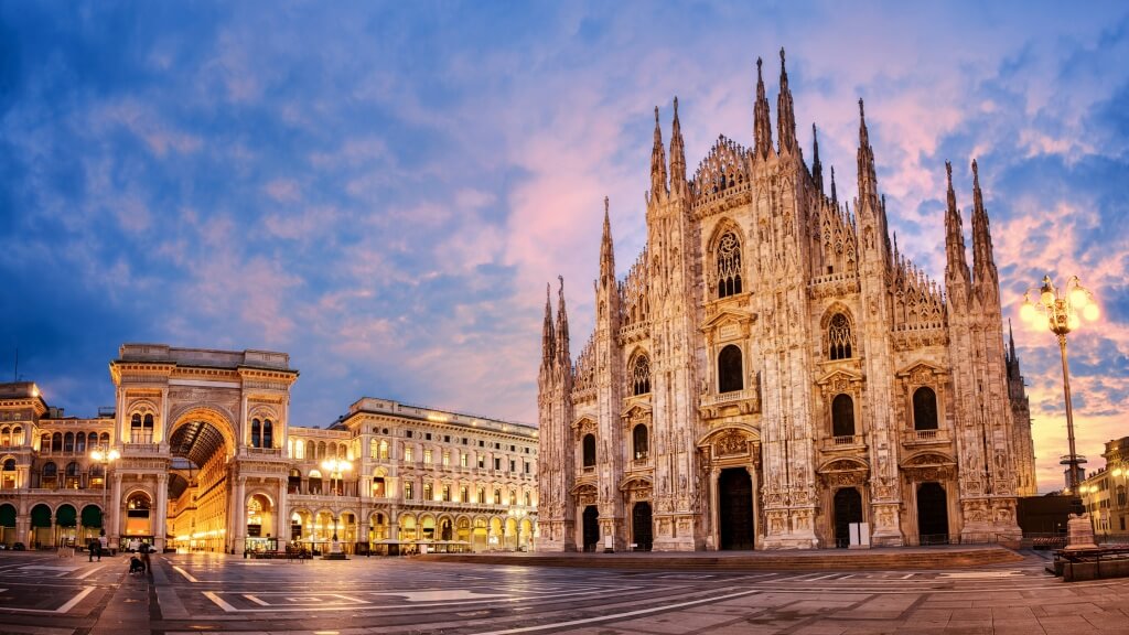 Milano piazza duomo notturna